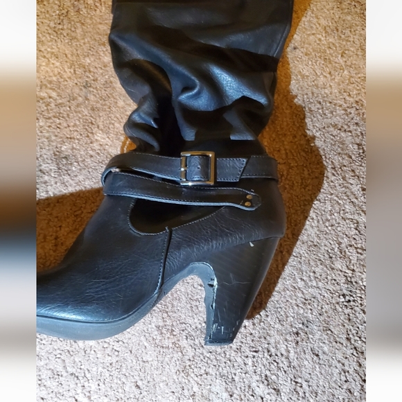 Black heeled boots - Picture 6 of 8